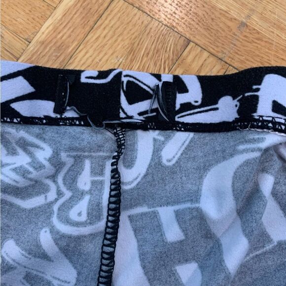 Graffiti Print Black and White Leggings - Picture 5 of 5